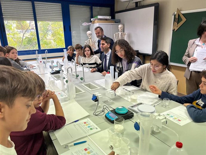 Archivo - El consejero de Educación, Ciencia y Universidades, Emilio Viciana, en el CEIPSO Salvador de Madariaga, en la localidad de Daganzo de Arriba, este martes 15 de octubre.