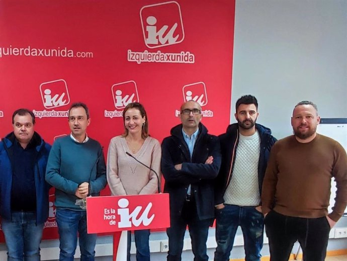 José Luis Alperi, Damián Manzano, Adrián Miguel y Andrés Vallina con Ovidio Zapico y Delia Campomanes tras la reunión en la sede de IU sobre el futuro de Hunosa