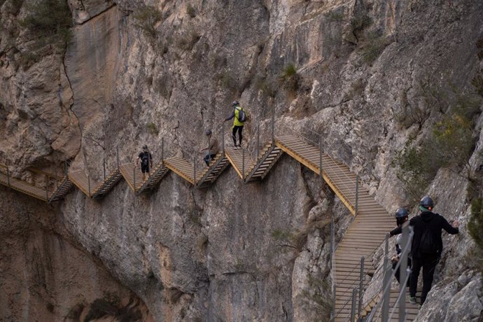 Mirador de cristal sobre el cañón del río Amadorio