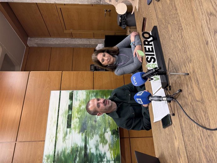 El alcalde de Siero, Ángel García, y la concejala de Comercio y Hostelería, Movilidad y Transporte Público, Patricia Antuña.