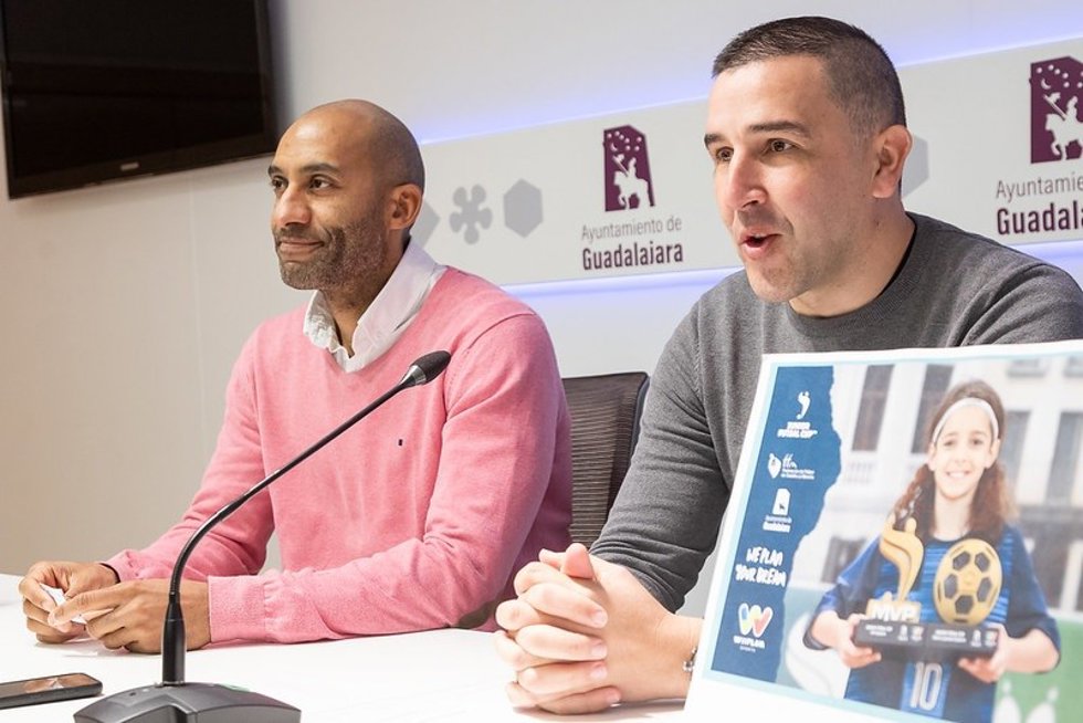 El concejal de Deportes, Armengol Engonga, junto a José Ruiz, exjugador de fútbol sala en la selección española.