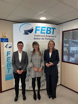 La representante de la FEBT, Petra Mut, y la secretaria de Trabajo, Empleo y Diálogo Social, Catalina Cabrer.