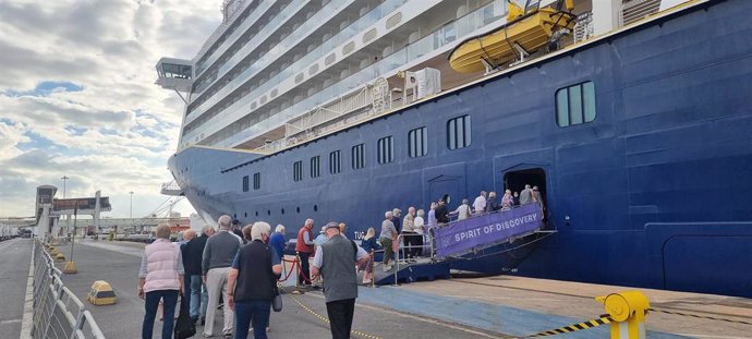 Archivo - Un crucero hace escala en el Puerto de Almería.