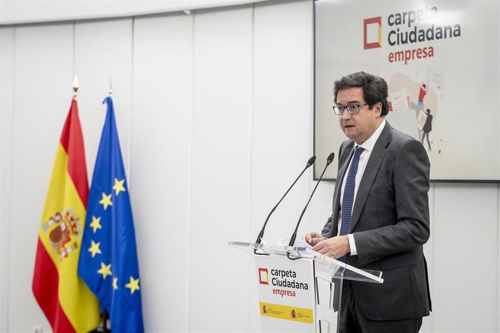 El ministro para la Transformación Digital y Función Pública, Óscar López, interviene durante la presentación de la nueva versión de Carpeta Ciudadana, en la Escuela de Organización Industrial, a 19 de diciembre de 2024, en Madrid (España).. La nueva ca
