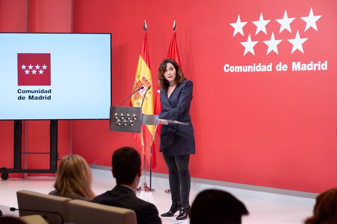 La presidenta de la Comunidad de Madrid, Isabel Díaz Ayuso, ofrece una rueda de prensa tras la reunión del Consejo de Gobierno, en la Real Casa de Correos, a 26 de diciembre de 2024, en Madrid (España).