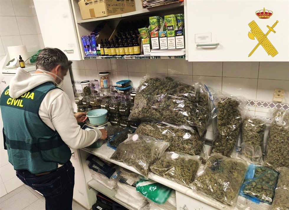 Material y drogas intervenidas.