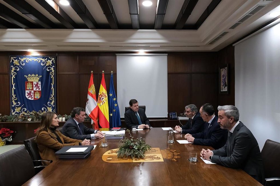 Mañueco y los consejeros de la Presidencia y de Educación en la reunión con el presidente y el vicepresidente de CSIF.