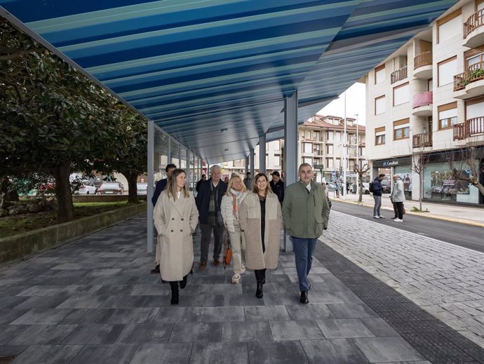 La presidenta de Cantabria, María José Sáenz de Buruaga, inaugura la nueva terminal de autobuses de Noja.