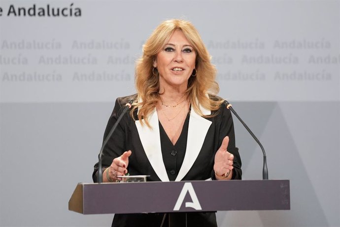 La consejera de Economía, Hacienda y Fondos Europeos y portavoz del Gobierno, Carolina España, durante la rueda de prensa. A 26 de diciembre de 2024, en Sevilla (Andalucía, España). El Consejo de Gobierno de la Junta de Andalucía se reúne en el Palacio de