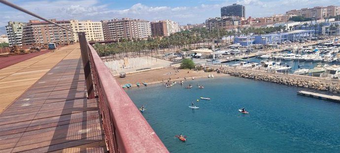 Archivo - Vista del Club de Mar de Almería desde el Cable Inglés.