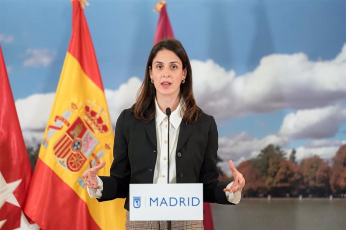 La portavoz de Más Madrid en el Ayuntamiento de Madrid, Rita Maestre, interviene tras una sesión ordinaria del Pleno municipal, en el Palacio de Cibeles, a 23 de diciembre de 2024 en Madrid (España). 