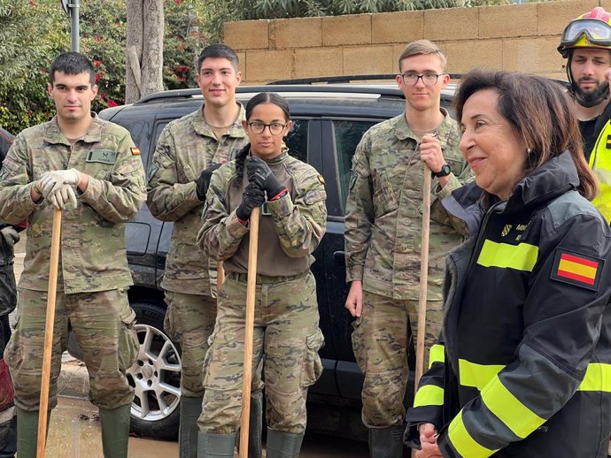 La ministra de Defensa, Margarita Robles, visita Benetússer, Picanya i la base militar de Bétera per a felicitar als militars treballant en la reconstrucció després de la dana