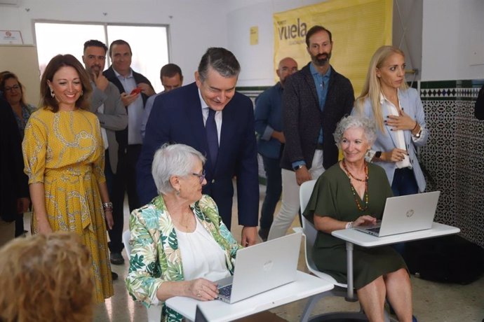 El consejero de la Presidencia, Interior, Diálogo Social y Simplificación Administrativa, Antonio Sanz, visita una de las inciativas tecnológicas en Andalucía.