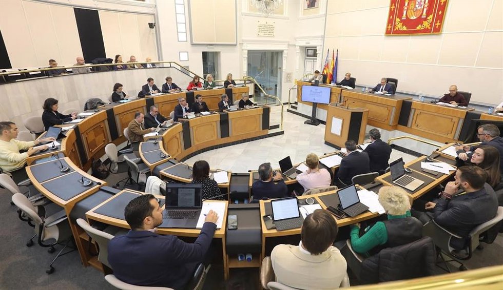 Pleno de aprobación de presupuestos de 2025 en la Diputación de Alicante.