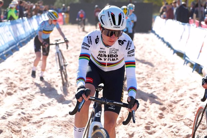 La ciclista neerlandesa Marianne Vos, en el banco de arena durante la Copa del Mundo de Ciclocross UCI–Benidorm Costa Blanca 2023.