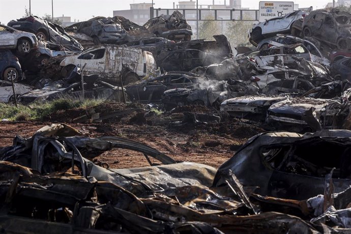 Les restes de l'incendi de la campa de residus i vehicles de la DANA, originat a 17 de desembre del 2024, a Catarroja, València, Comunitat Valenciana (Espanya). 