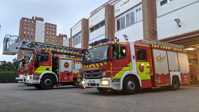 Archivo - Camiones de bomberos en el Parque Central de Bomberos de València