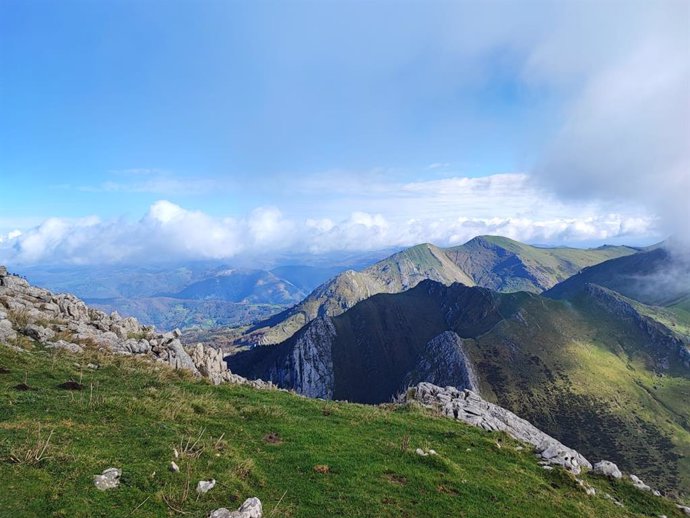 Archivo - Sol con nubes en montaña