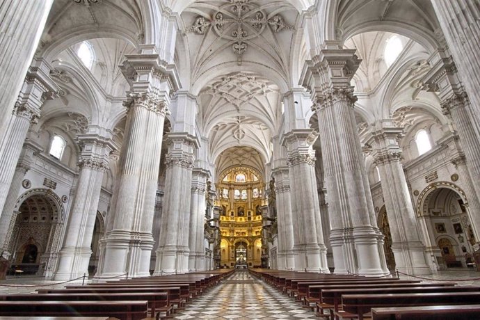 Archivo - Interior de la Catedral de Granada. Imagen de archivo.