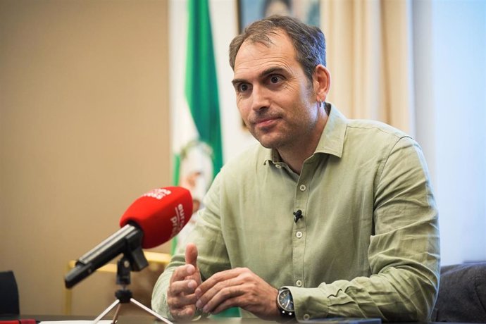 Archivo - El coordinador de IU Andalucía y diputado de Sumar en el Congreso, Toni Valero, durante la entrevista concedida a Europa Press. A 27 de julio de 2024, en Sevilla (Andalucía, España).