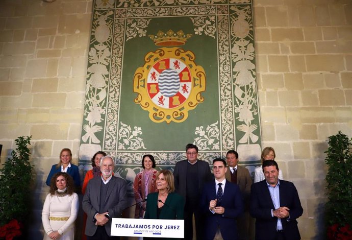 La alcaldesa de Jerez, María José García-Pelayo, junto a su equipo de gobierno en el balance de 2024.