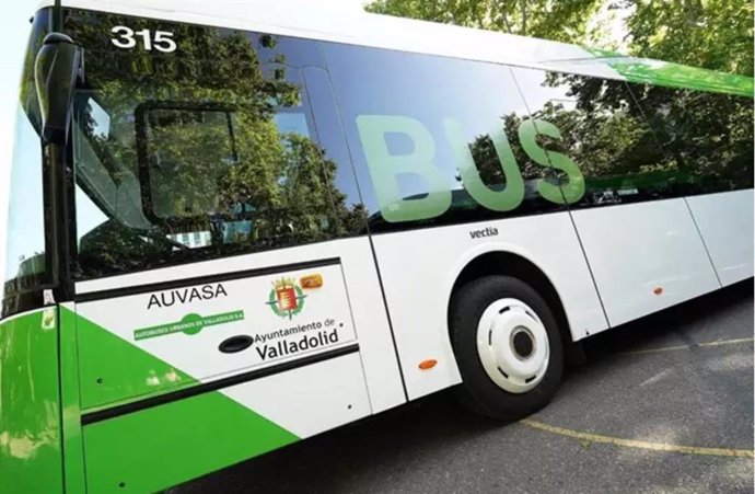 Archivo - Un bus de Auvasa.