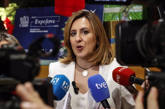 La alcaldesa de Valencia, María José Catalá, atiende a los medios de comunicación durante la inauguración de Expojove 2024-2025.