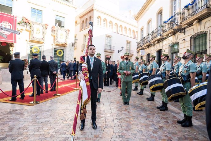 El concejal Óscar Bleda porta el Pendón.