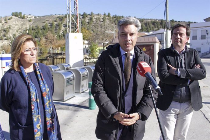 Andrés Lorite interviene, junto a Aurelio Fernández, y ante los nuevos contenedores soterrados instalados en Lucena.