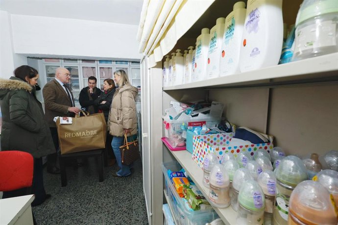 El alcalde de Valladolid, Jesús Julio Carnero, la teniente de alcalde, Irene Carvajal, y otros concejales del Ayuntamiento, visitan las instalaciones de Redmadre.