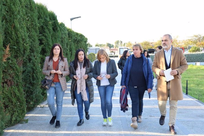 Les alcaldesses Lorena Silvent (Catarroja), Maribel Albalat (Paiporta) i Eva Sanz (Benetússer) abans d'entrar al Cecopi, amb la delegada del Govern a la Comunitat Valenciana, Pilar Bernabé