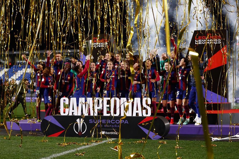 Archivo - Players of FC Barcelona ceclebrate the victory with the trophy during the Spanish SuperCup 24, Supercopa de Espana, Final, women football match played between FC Barcelona Femenino v Levante UD at Estadio de Butarque on January 20, 2024 in Leg