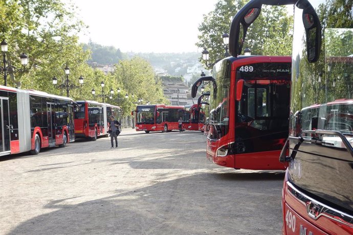 Archivo - Nuevos autobuses urbanos híbridos. Imagen de archivo. 