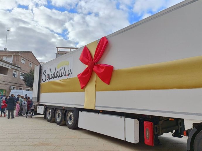 La asociación Solidaris.Es ha repartido regalos en Catarroja, Castellar Oliveral y Albal, localidades afectadas por la dana, en un tráiler de 12 metros que ha protagonizado esta acción, que sus impulsores definen como un enorme "unboxing".