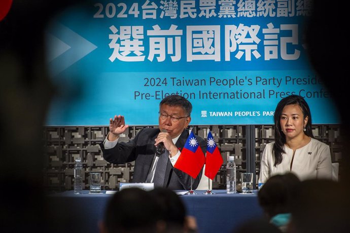 Archivo - January 12, 2024, Taipei, Taipei, Taiwan, China, Republic Of China: Taiwan People's Party (TPP) presidential candidate KO WEN-JE (L) and vice president candidate CYNTHIA W hold  the international press conference in Taipei, Taiwan on 12/01/2024 