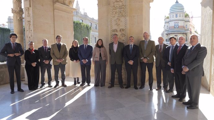 Imagen de Sanz con la nueva junta de gobierno de la hermandad del Rocío de Sevilla-El Salvador, encabezada por May Rodríguez