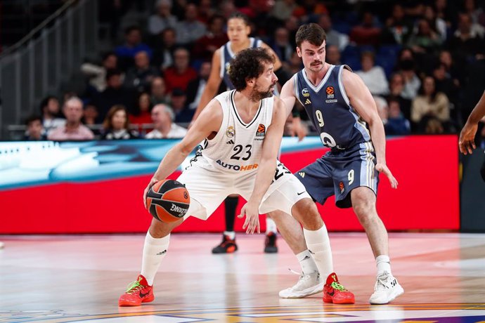 Archivo - Sergio Llull Melia of Real Madrid and Jonas Mattisseck of Alba Berlin in action during the Turkish Airlines EuroLeague Regular Season match between Real Madrid and Alba Berlin at Wizink Center on November 21, 2024 in Madrid, Spain.