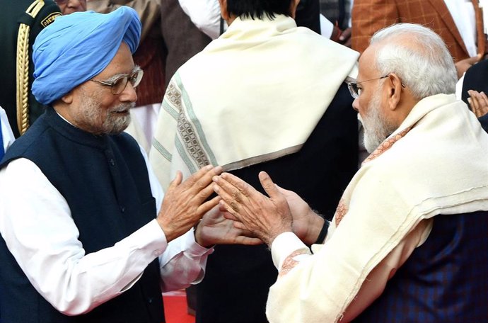 Archivo - El primer ministro indio, Narendra Modi, con el ex primer ministro Manmohan Singh 