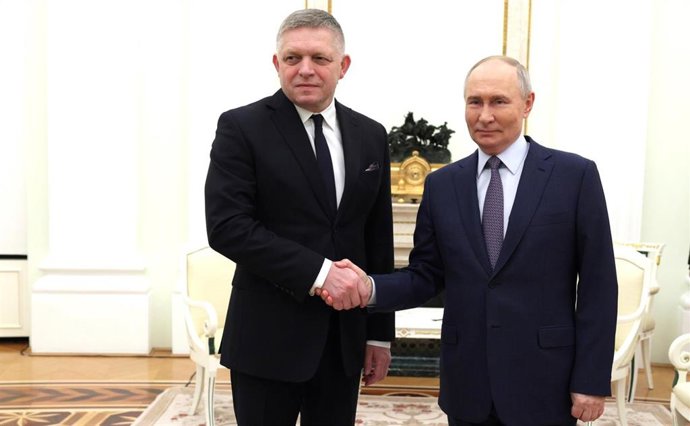 El primer ministro de Eslovaquia, Robert Fico, y el presidente de Rusia, Vladimir Putin