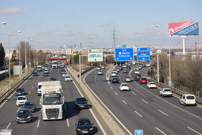 Varios coches circulan por una de las autovías en Madrid