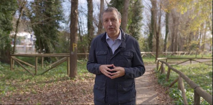 Javier Fernández en su visita a San Nicolás del Puerto