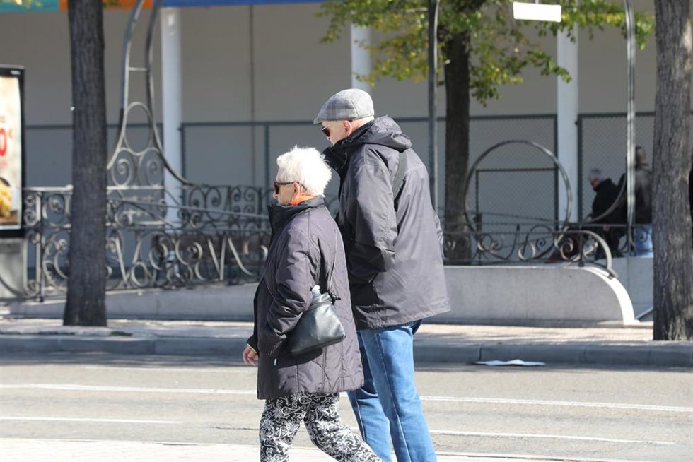 Archivo - Una mujer y un hombre pasean por una calle