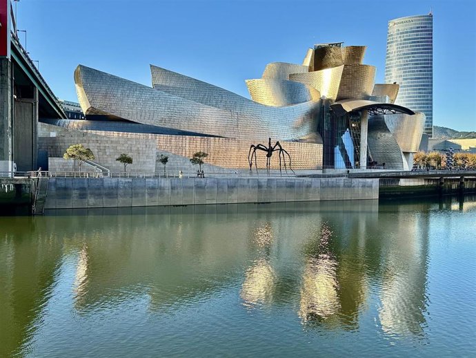 Él Museo Guggenheim de Bilbao en Abandoibarra