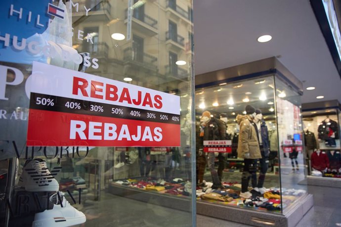 Archivo - Arxiu - Un aparador amb un cartell anunciant els descomptes de les rebaixes