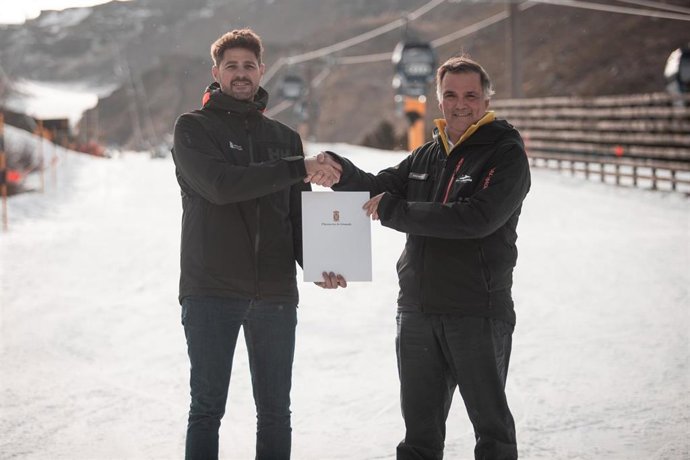 El diputado provincial de Deportes e Instalaciones Deportivas de Granada, Eric Escobedo, y el delegado de Cetursa Sierra Nevada, Jesús Ibáñez.