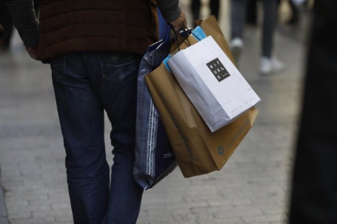 Archivo - Imagen de archivo de compras.