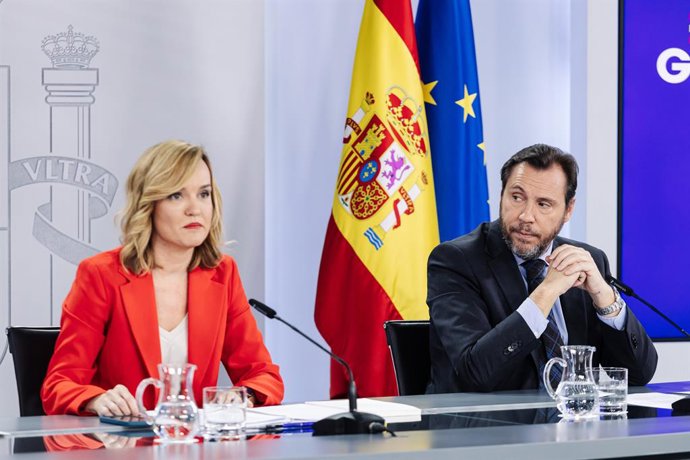 Archivo - Arxiu - La ministra d'Educació, Formació Professional i Esport, Pilar Alegria i el ministre de Transports i Mobilitat Sostenible, Óscar Puente, durant una roda de premsa.