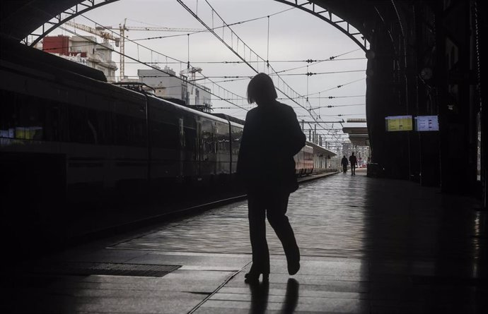 Archivo - Un tren parado en una estación de Cercanías a 14 de noviembre de 2024, en Valencia, Comunidad Valenciana (España). 