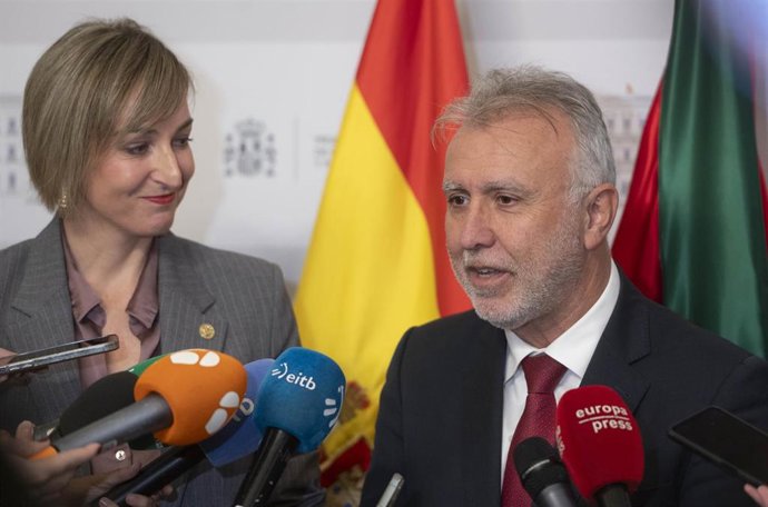 El ministro de Política Territorial, Ángel Víctor Torres, y la consejera de Gobernanzadel País Vasco, Maria Ubarretxena, atienden a los medios tras la reunión de la Comisión Mixta de Transferencias, a 16 de diciembre de 2024, en Madrid (España). 