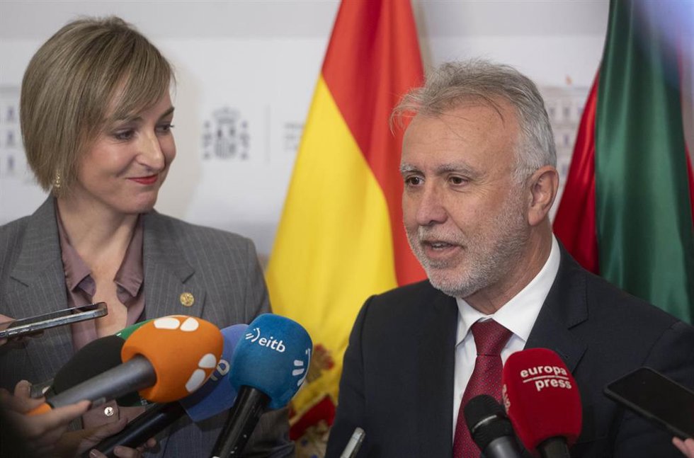 El ministro de Política Territorial, Ángel Víctor Torres, y la consejera de Gobernanzadel País Vasco, Maria Ubarretxena, atienden a los medios tras la reunión de la Comisión Mixta de Transferencias, a 16 de diciembre de 2024, en Madrid (España).